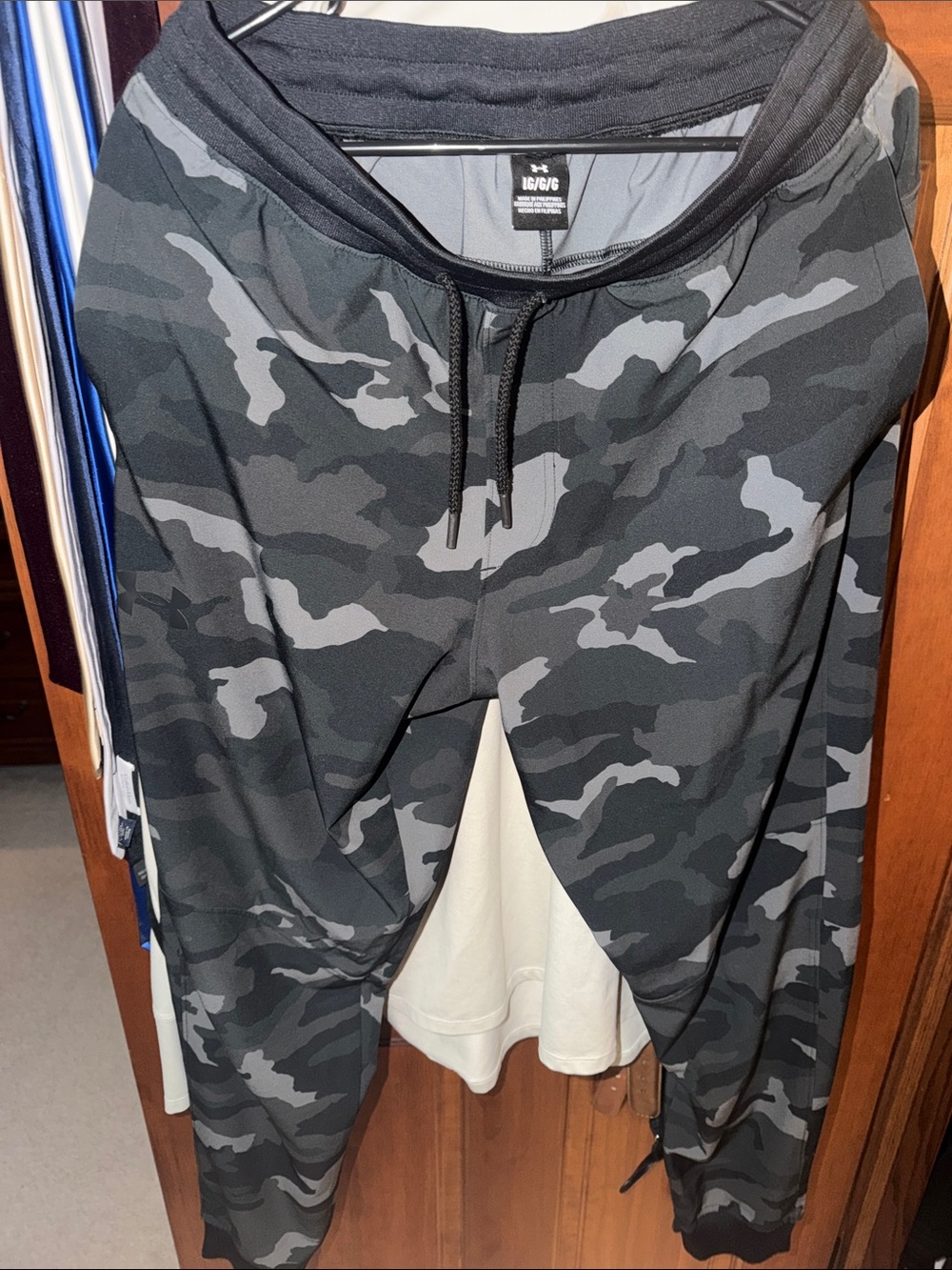 Under Armour Men's Black & Gray Camo Joggers